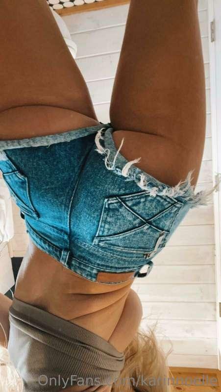 Something about a girl in daisy dukes 🥵🔥