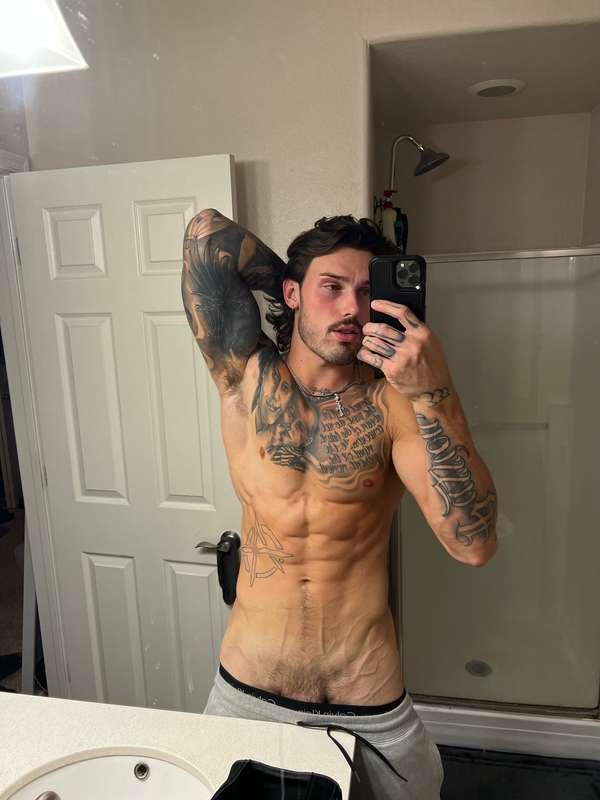 DM me today if you want a private live show😈