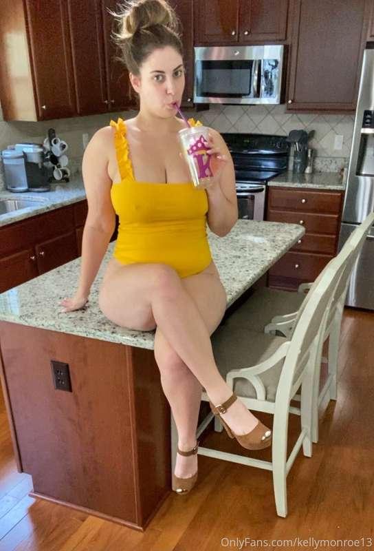 kellymonroeofficial image #0