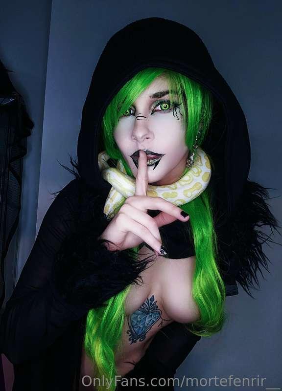 Snake goddess 💚🐍