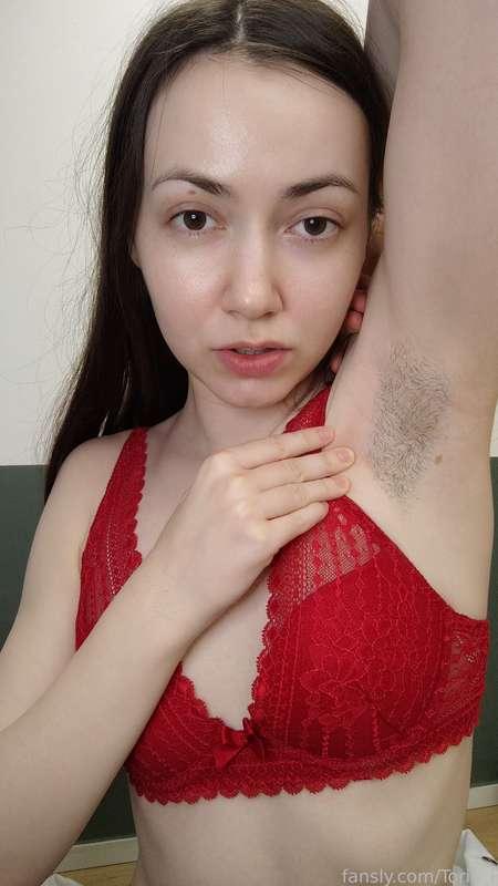 You can see my armpits 😏. Come on, play with me 😏. My armpit is so sweaty 🥺

#armpit #armpits #fyp #gfe #fetish #sexy #hairy #stubble #girlnextdoor 