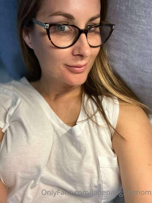 I love snuggles in bed. Should I be the big or little spoon?