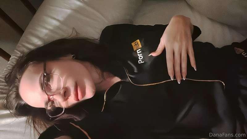 You're not going to bed, are you? Cum play with Mommy 💋