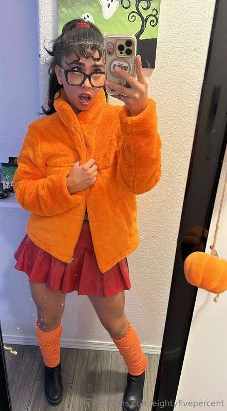 Watcha think of my costume 🤓 do u know who am I ? 🔎