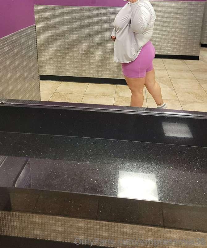 Leg day. Just look at that 🍑 

Interested in any of the clot..