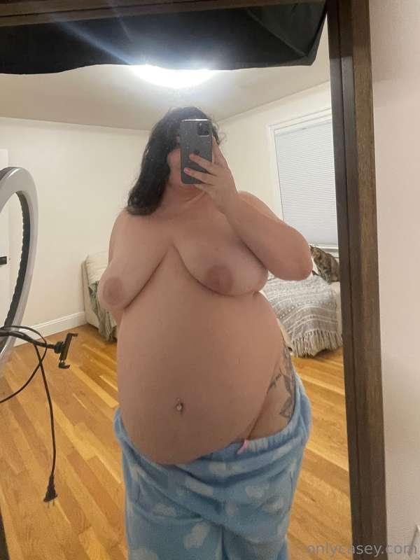 Sunday football gets me sooooooo big and bloated 🙈