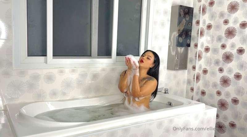 *Hot solo play in the tub* 😉 *check your DM babes* 🔥