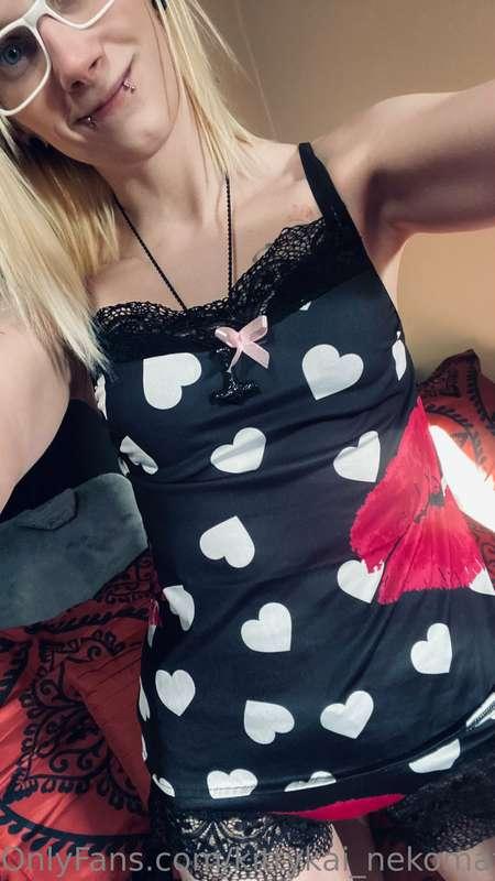 Can this sweet and sexy kitten give you a hug, please? 😽💋