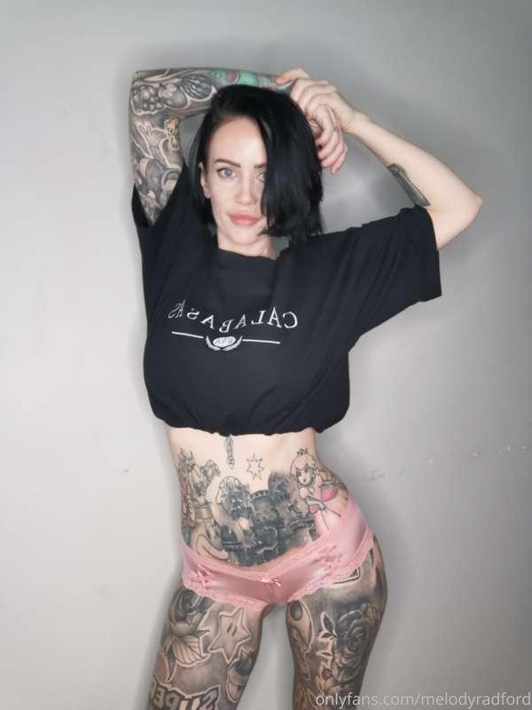 Inked petite hottie 🤭 cute little panties 🥵