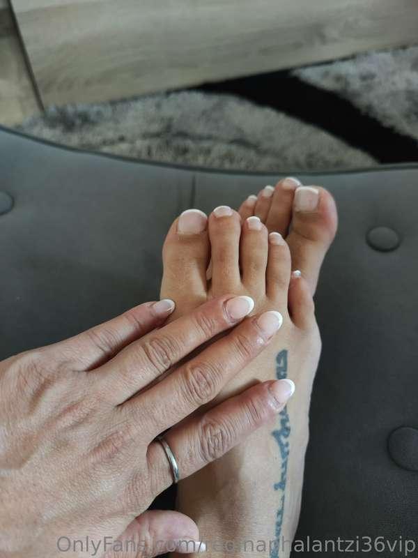 I want desperately some 💦💦 on my toes...