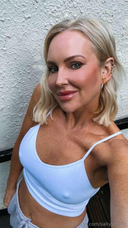 Hope you're having a good day... It's freezing here this mor..