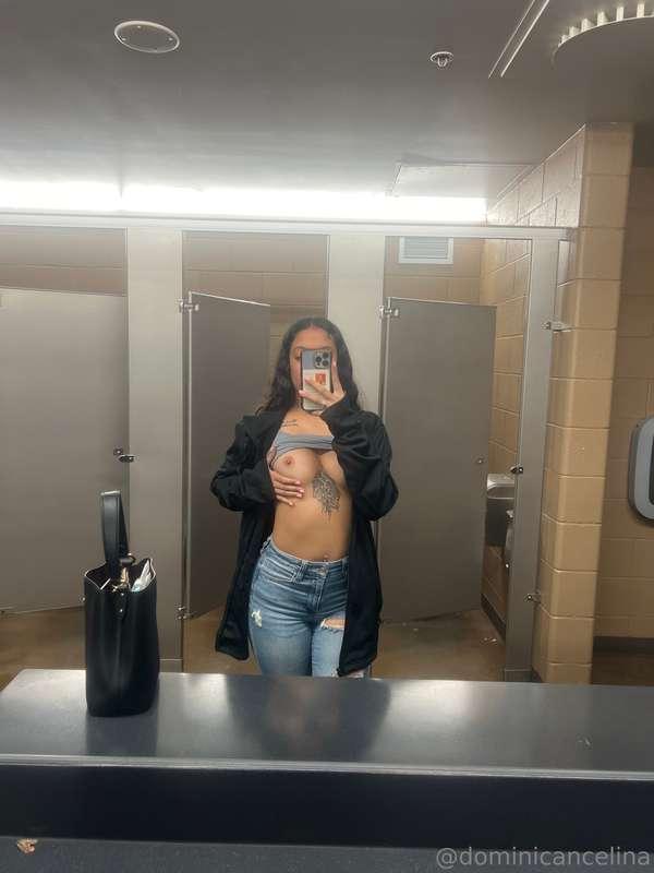 Im at work, do you wanna have some fun in the bathroom 🤭