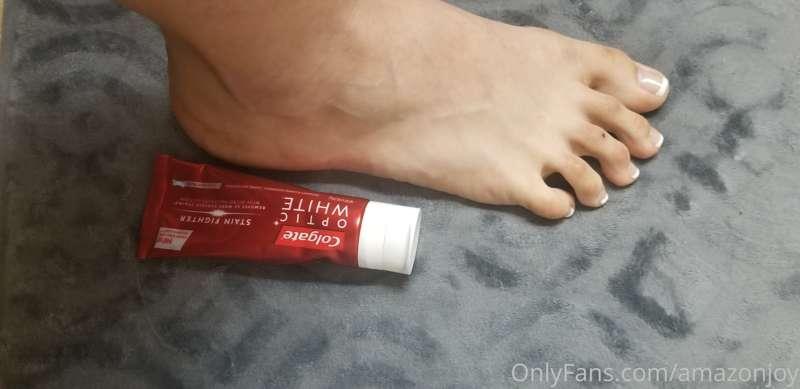 Yes, my feet are as beautiful as they are large. Size 13!