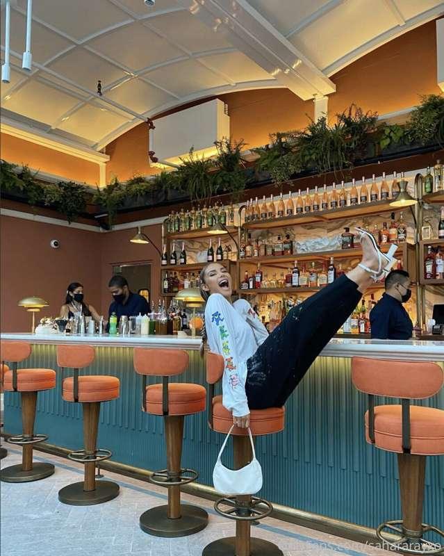 i'm curious.. what drink would u order for me at the bar? 🍸😼