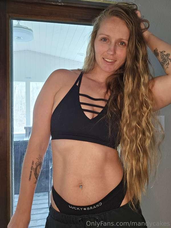 Sassy sweats Sunday..... it's a thing right? 🖤