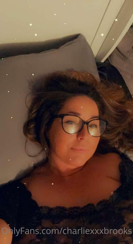 I love being in bed… hate being alone in bed 🖤