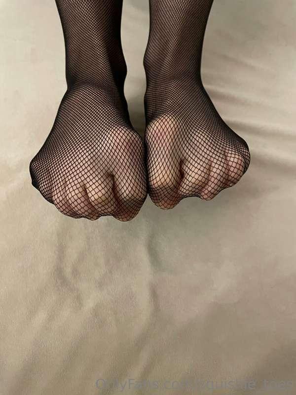 Scrunched or relaxed toes? 👅