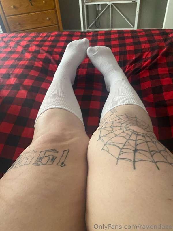 For those who love thighs, feet and socks 😘