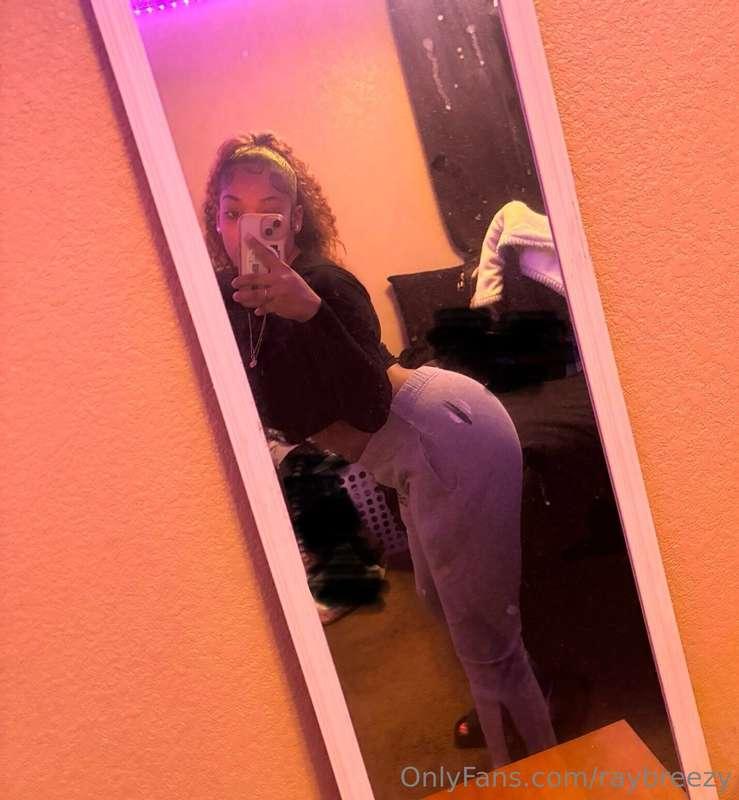 who wants to ft me & pretend to be my bf for a vid?😏 (pickin..