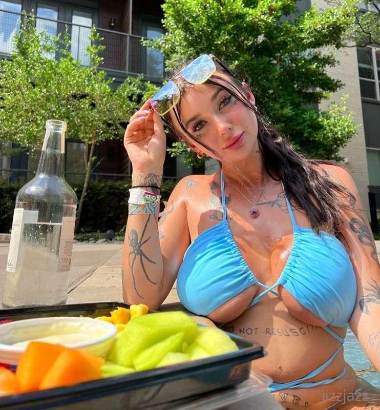 omg its sooo hot outside 🔥  YOU wanna have a pool day with m..