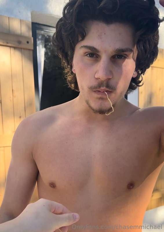 Decided to eat lunch butt naked outside today😁
CHEKC YOUR IN..