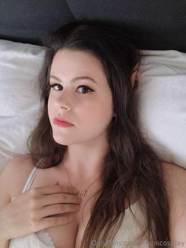 POV: suddely a cute elf girl appears in your bed... What do ..