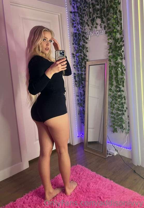 i'm getting horny, i just wanna get naked by u daddy