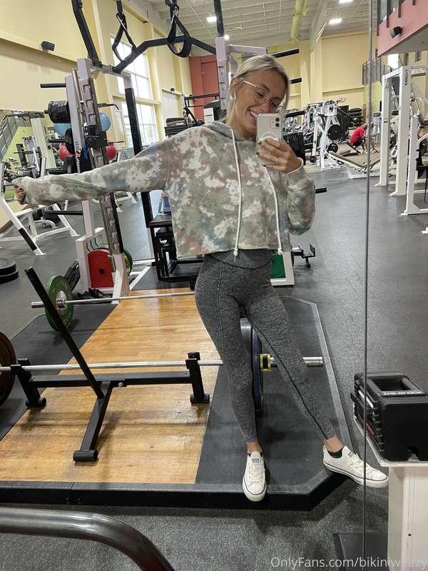 At the gym and I just sumo deadlifted 95lb!!!! Feeling mysel..