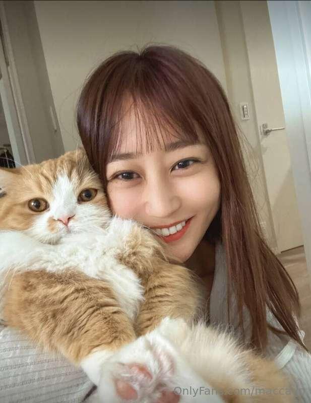 Do you like cats? What kitten looks better from this photo?💘