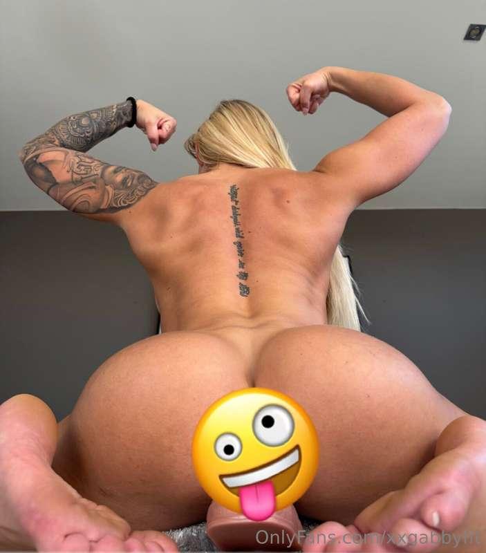 Do you like my back muscles 💪🏽 ?? 