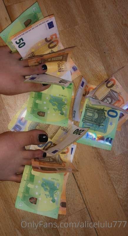 Al your Money under my feet 😋💵💵 loyal boys pay for lick