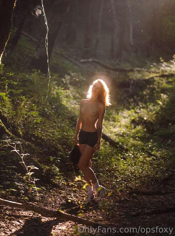 New nature photoset for my birthday! (it's today) 🎂🌳 
More p..