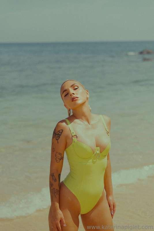Enjoying the beach in latex is always an incredible feeling