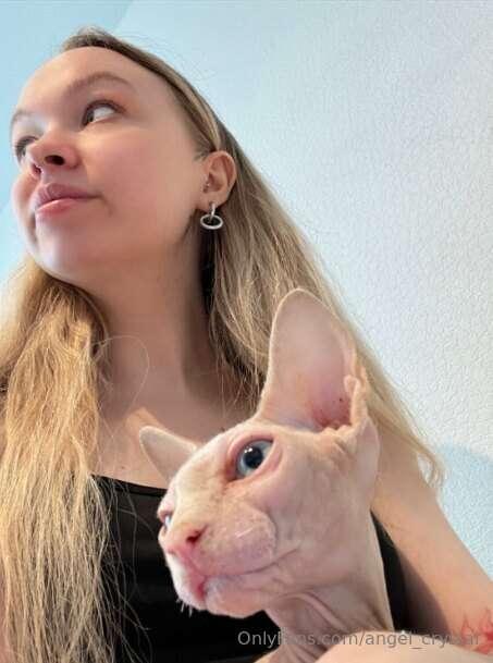 And we are similar 😻 We both saw food and look at it with a ..