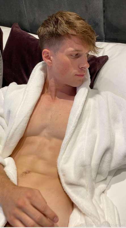 Long day, long week. Time to chill on my bed. (more tomorrow..