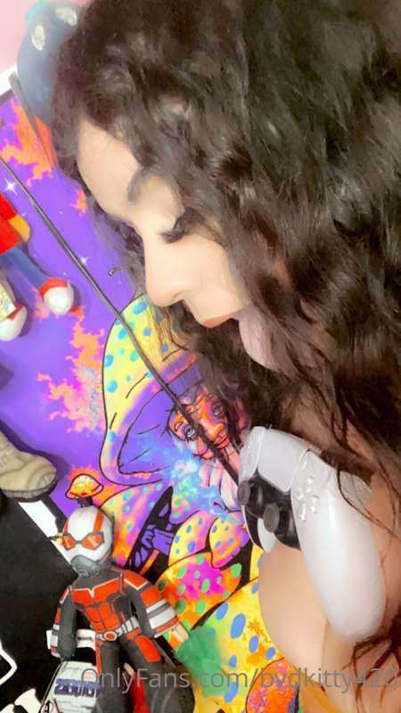 Your favorite gamer girl 😍