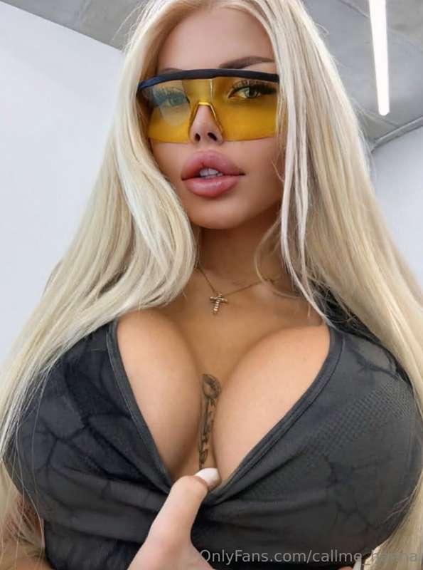 JUICY BLONDE @callmebarbiedoll WITH LONG HAIR AND BIG TITS 😍..