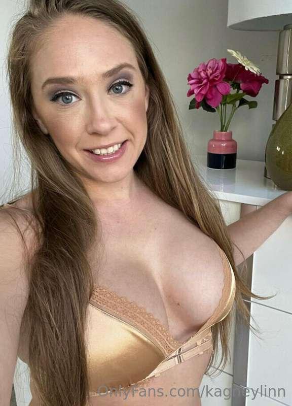It's titty Tuesday 😏 tip this post for some titties now 💦