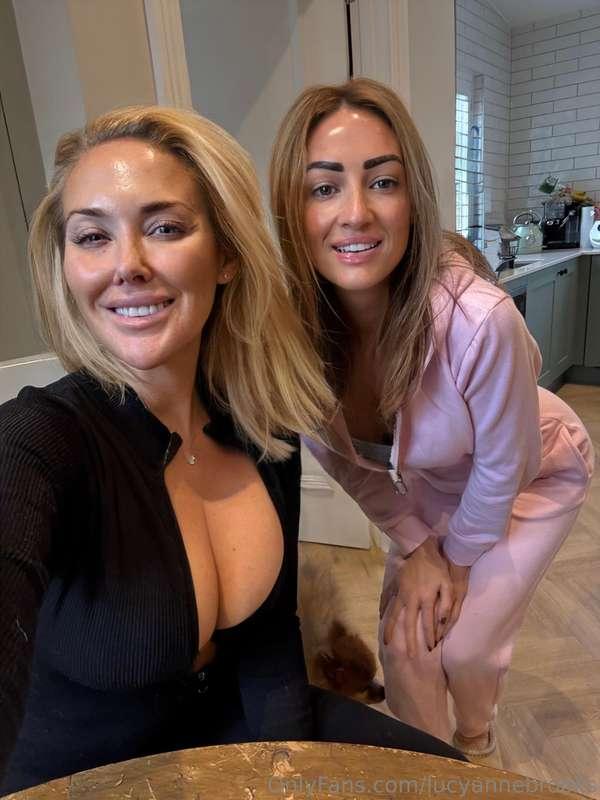 SELFIE SATURDAY 🤳🏼Want to see more of us today with all this..