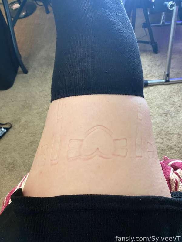 The things my pillowy thighs go through just to get some thigh squish 😭 The marks do look kinda cute though!

#fyp #thighs #kneesocks