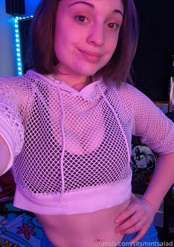 I'm streaming tonight! I'm starting off with yoga at 11 pm et, before switching over to drawing afterwards! Come by and say hi 👋

#fyp #fitness #yoga #live #tits #cleavage #bra #mesh #tummy #titsmintsalad