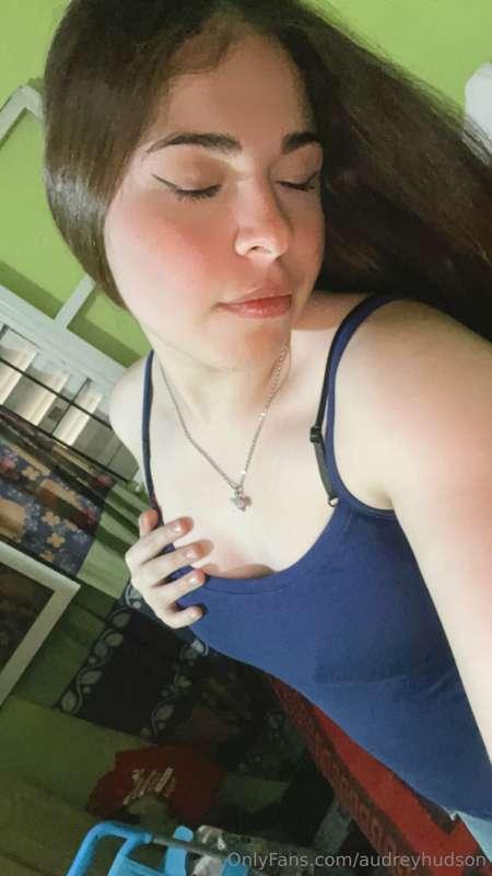 would it be nice if its your hands wandering around?🙈