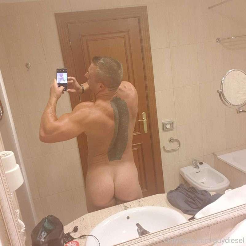 Bathroom butt show : full video to follow tomorrow