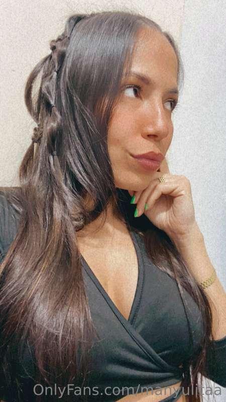 Do you like mom's nail color 💅🏻 and 💇‍♀️'s hairstyle?