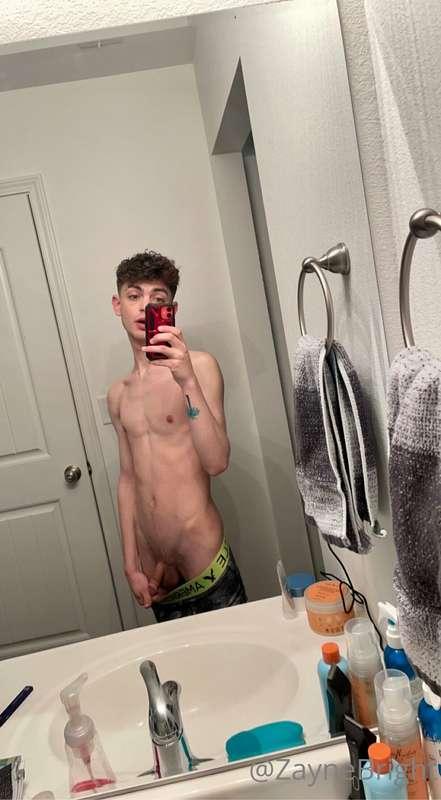 Really want someone on their knees for me today 😶