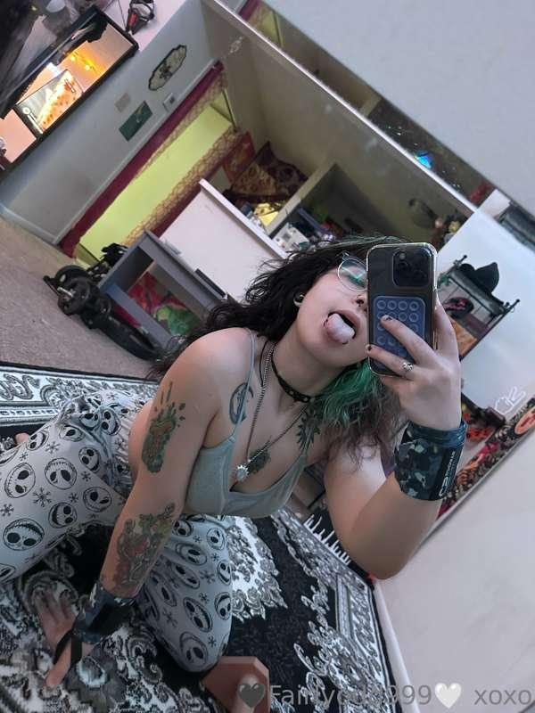 Hey guys, you should check out my wishlist🤭🫶🏼