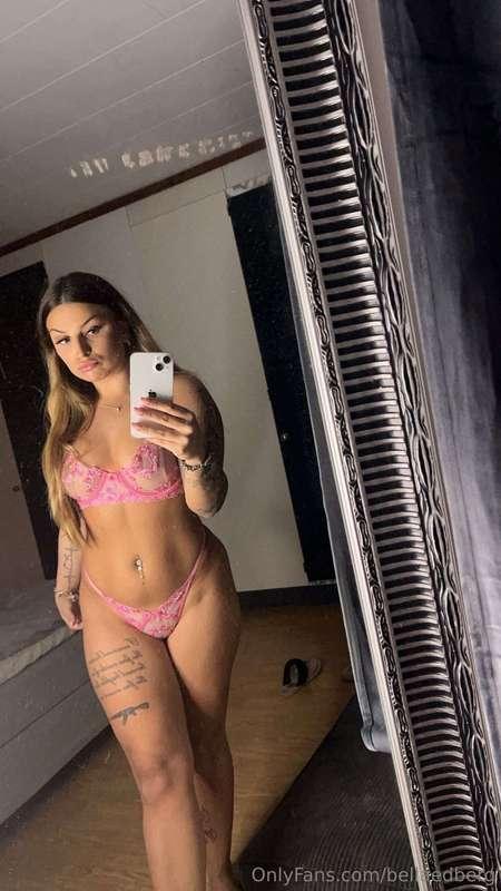 Följ @brunettebrat22 , din favorit tjej med största röven oc..