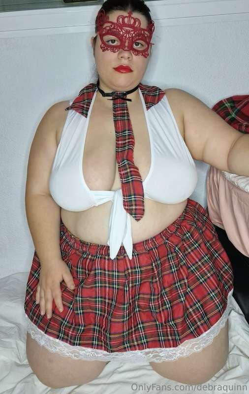 A esta colegiala le gusta hacerse fotos desnuda frente la cá..