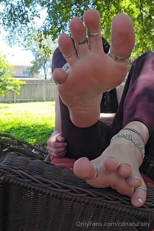 You wouldn't be too embarrassed to worship my feet outdoors ..