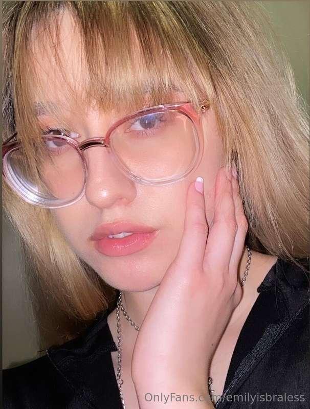 Check your DMs for more selfies 🖤🖤🖤